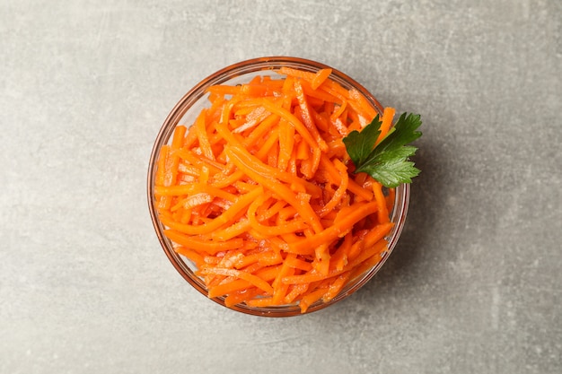 Leckerer Karottensalat auf grauem Hintergrund