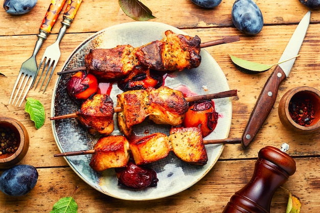 Leckerer Kebab in Pflaumenmarinade