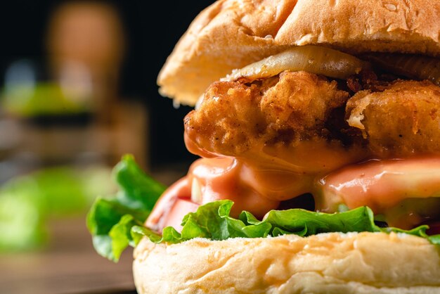 Leckerer knuspriger Fischburger mit Salat-Tomaten-Zwiebelring und Mayonnaise