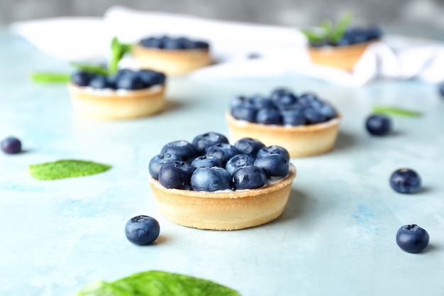 Leckerer Kuchen mit Beeren auf Farbe