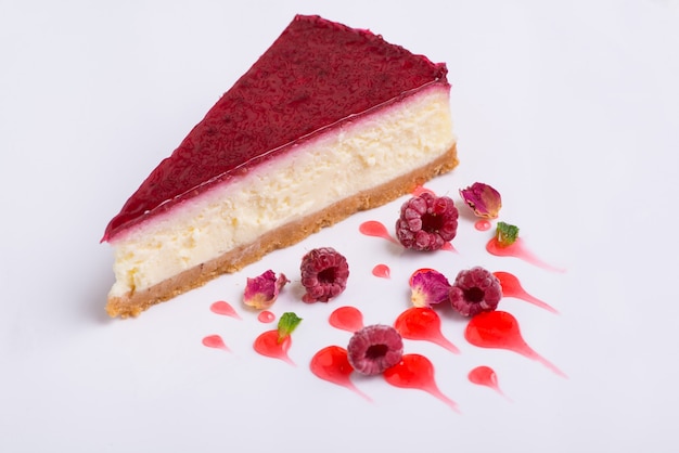 Leckerer Kuchen mit Beeren auf weißem Hintergrund