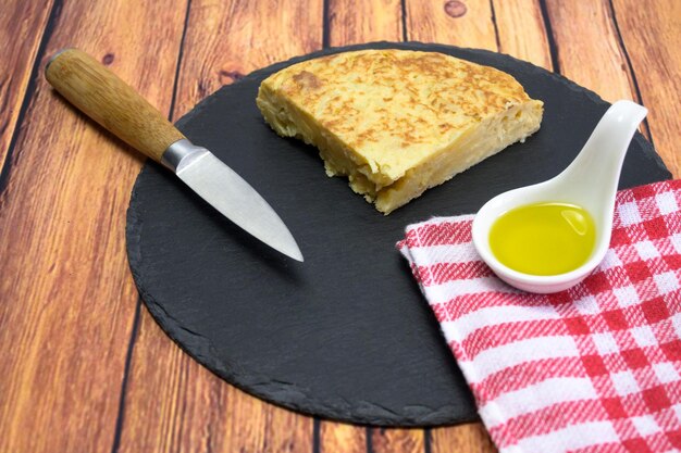 Leckerer Kuchen mit Eigelb und Öl auf einem Holztisch