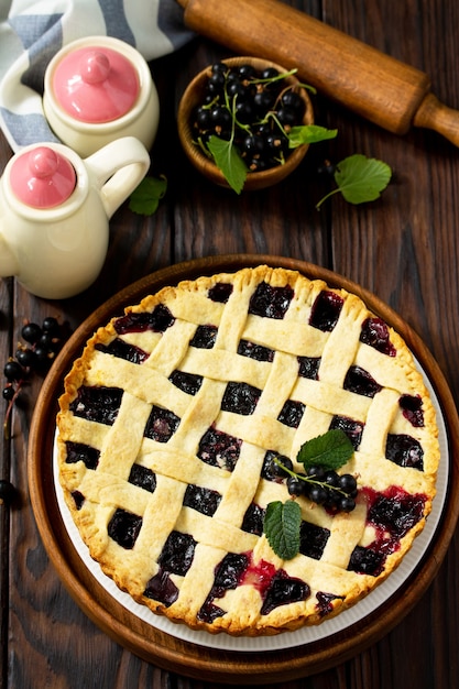 Leckerer Kuchen mit Johannisbeere Beerentorte Sommer Süße Tortentorte mit frischen Beeren Johannisbeeren