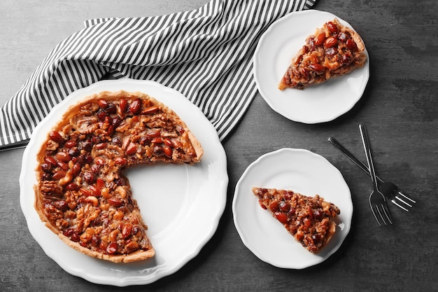 Leckerer Kuchen mit Nüssen auf dem Tisch