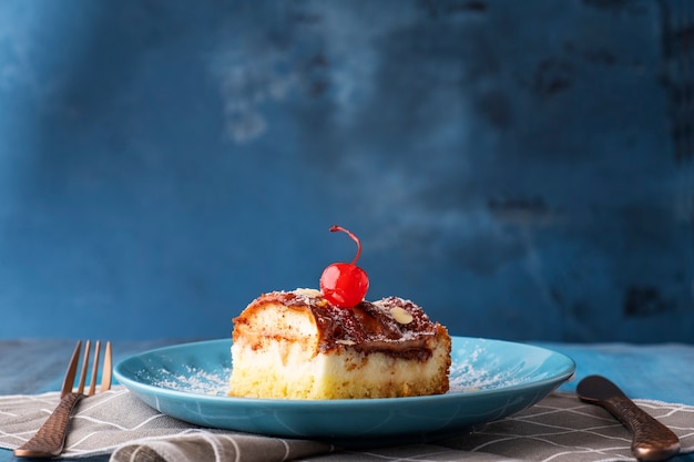 Leckerer Kuchen mit Quark und Äpfeln.