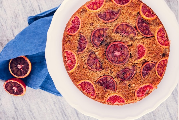 leckerer Kuchen mit roten Orangenscheiben obendrauf