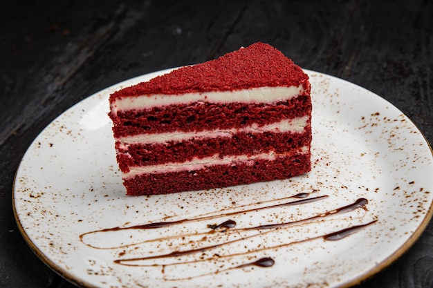 leckerer Kuchen mit Sahne auf Holzhintergrund