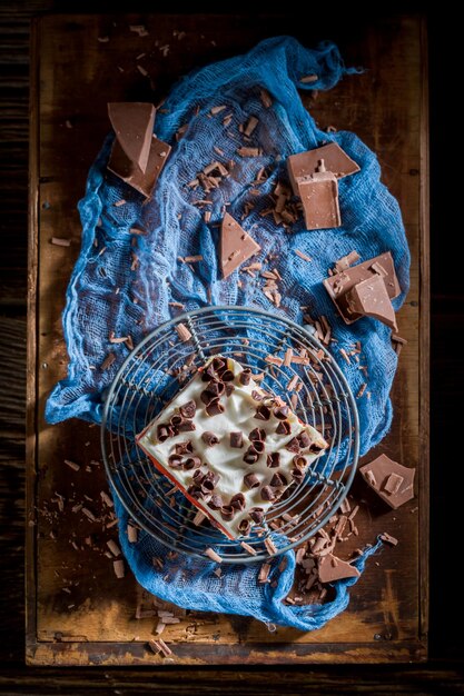 Leckerer Kuchen mit Schokoladenstückchen und Fruchtgelee