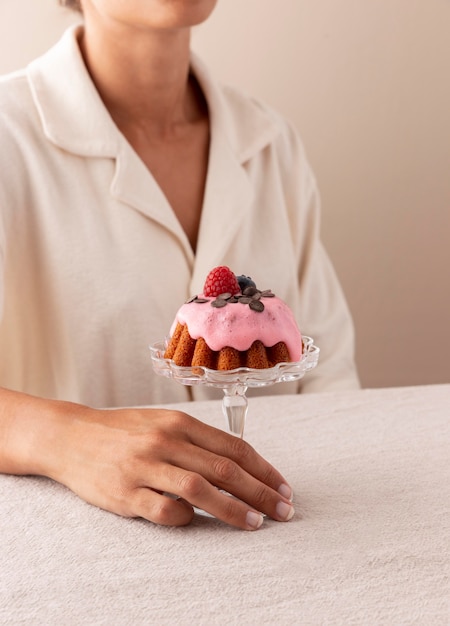 Foto leckerer kuchen mit waldfrüchte-arrangement