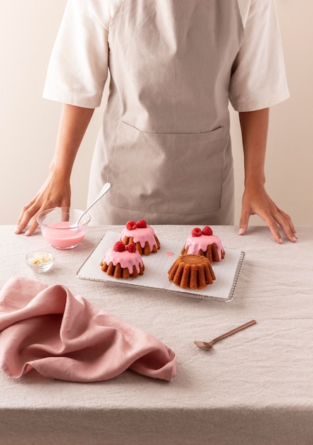 Foto leckerer kuchen mit waldfrüchte-arrangement