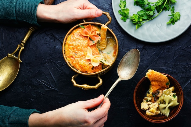 Leckerer Makkaroni-Auflauf mit Hühnchen, Käse und Champignons