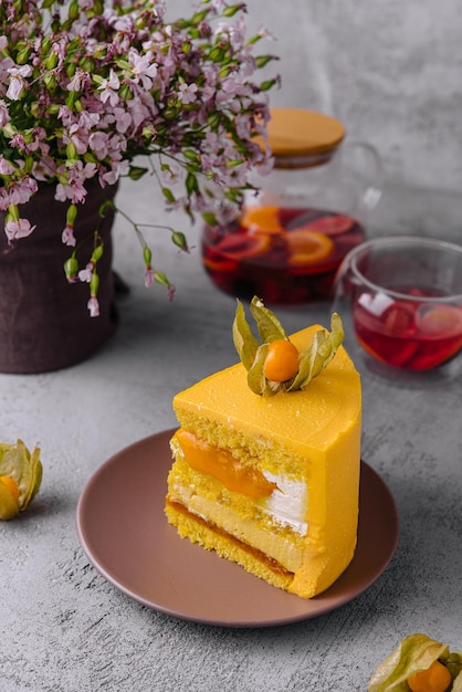 Leckerer Mango-Mousse-Kuchen und Tee