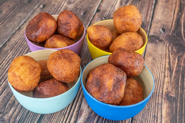 Leckerer nigerianischer Puff Puff, serviert auf einer Party, fertig zum Essen