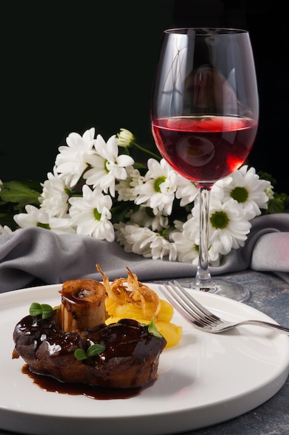 Leckerer Ossobuco mit Kartoffelcreme und Wein