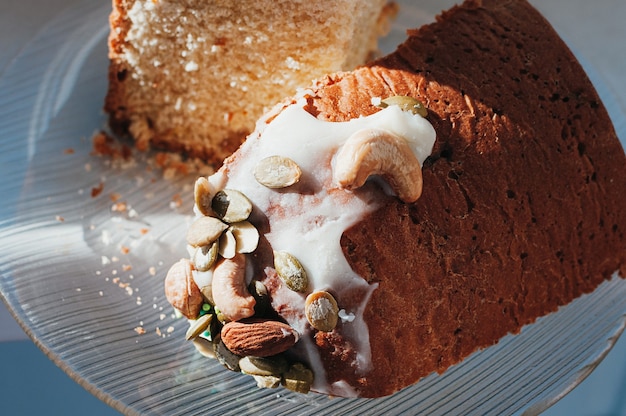 leckerer Osterkuchen frisch gebacken geschnitten und serviert auf Teller Tageslicht