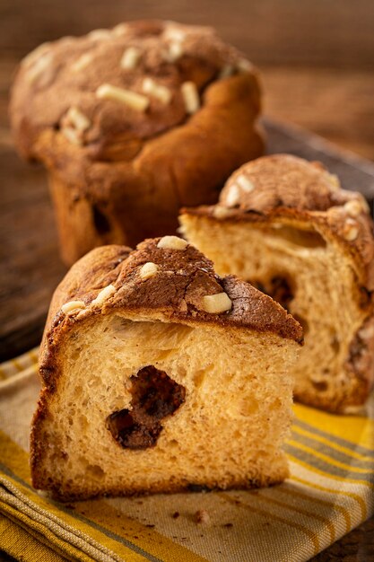 Leckerer Panettone mit Schokolade Panettone Weihnachtsessen