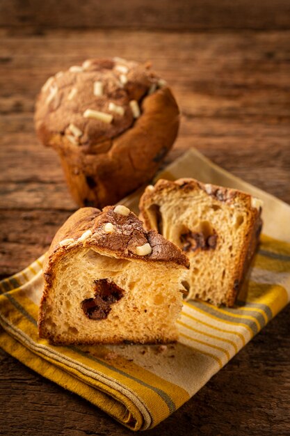 Leckerer Panettone mit Schokolade Panettone Weihnachtsessen