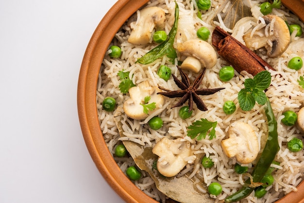 Leckerer Pilz- oder Mashroom-Reis oder Pulav oder Pilaw oder Pulao oder Biryani serviert in einer Schüssel oder einem Teller selektiver Fokus