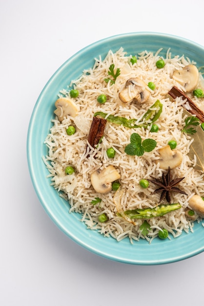 Leckerer Pilz- oder Mashroom-Reis oder Pulav oder Pilaw oder Pulao oder Biryani serviert in einer Schüssel oder einem Teller, selektiver Fokus