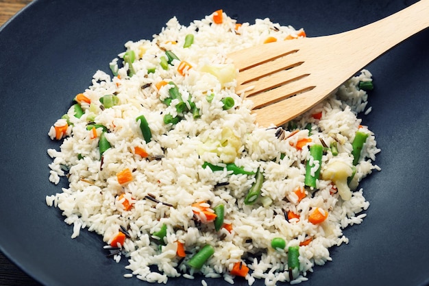 Leckerer Reis, der in Wok-Nahaufnahme zubereitet wird