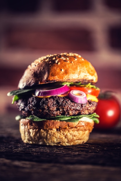 Leckerer Rindfleischburger mit Spinatblatt-Salat-Zwiebel-Tomaten und -Käse.