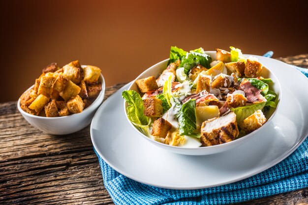 Leckerer Salat Caesar mit gegrillten Hähnchenbrustcroutons Eier Speck und Parmesankäse