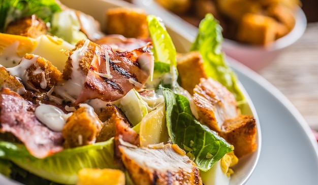 Leckerer Salat Caesar mit gegrillten Hähnchenbrustcroutons Eier Speck und Parmesankäse