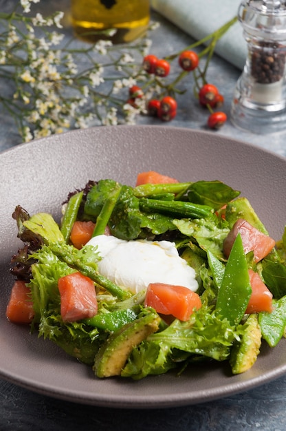 Leckerer Salat mit Avocado-Lachs-Bohnen