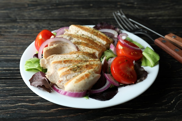 Leckerer Salat mit gegrilltem Hähnchen, Nahaufnahme