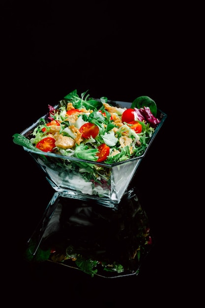 Foto leckerer salat mit kirschtomaten und hühnchen