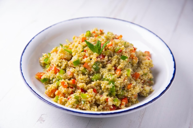 Leckerer Salat mit Quinoa und Gemüse