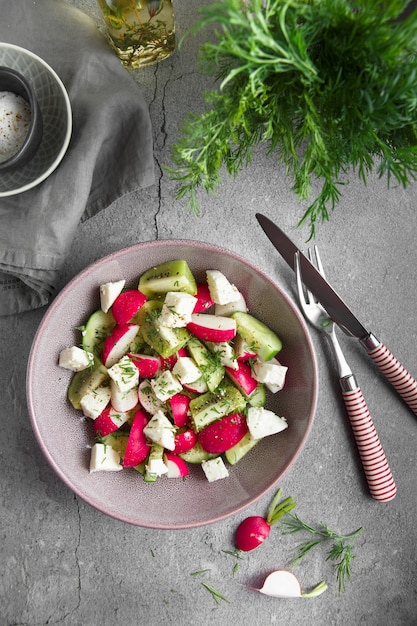 leckerer Salat mit Radieschen in einer Schüssel