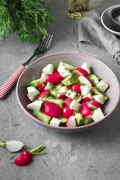 leckerer Salat mit Radieschen in einer Schüssel