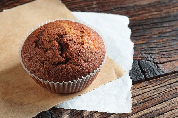 Leckerer Schokoladencupcake auf altem Holztisch