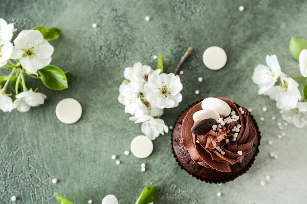 Leckerer Schokoladencupcake mit Frühlingsblumen