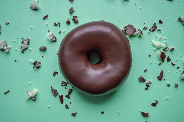 leckerer Schokoladendonut zum Brunch, ungesundes Essen