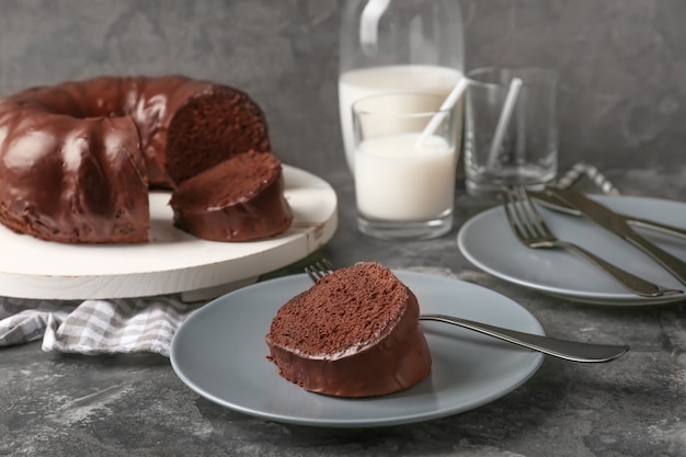 Leckerer Schokoladenkuchen auf dem Tisch