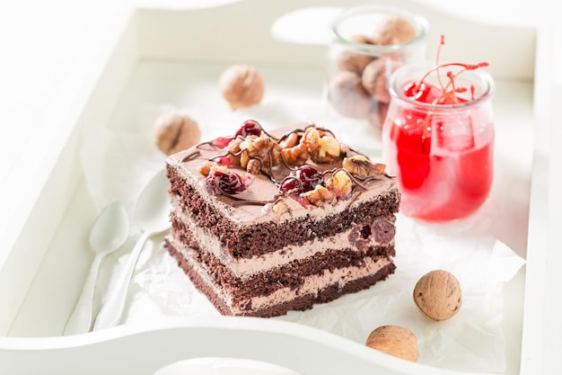 Leckerer Schokoladenkuchen mit Walnüssen und Kirschen