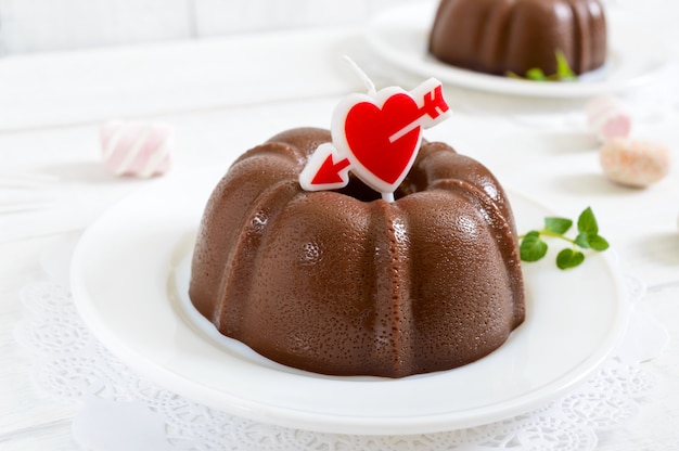 Leckerer schokoladenpudding auf tellern auf einer weißen holzoberfläche. leichtes kalorienarmes dessert zum frühstück.