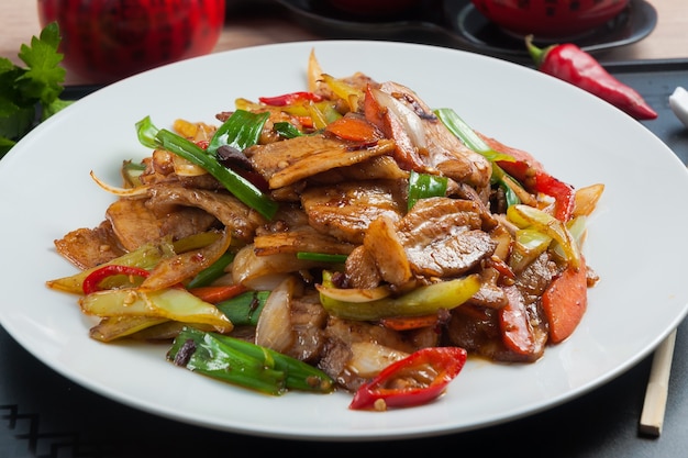 Leckerer Schweinebratenbauch mit asiatischer Küche mit Paprika