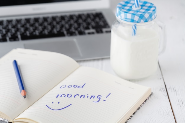 Leckerer Smoothie oder Milchshake in einem Einmachglas