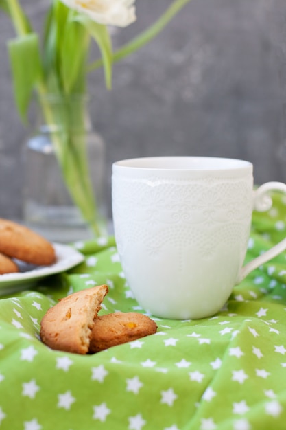 leckerer Snack. Tasse Kaffee und ein Teller mit Keksen.