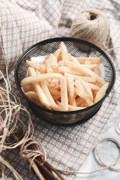 Leckerer Snackteller, Pommes Frites, Zwiebelringe, Frühlingsrollen oder Bratwürste auf dem Tisch