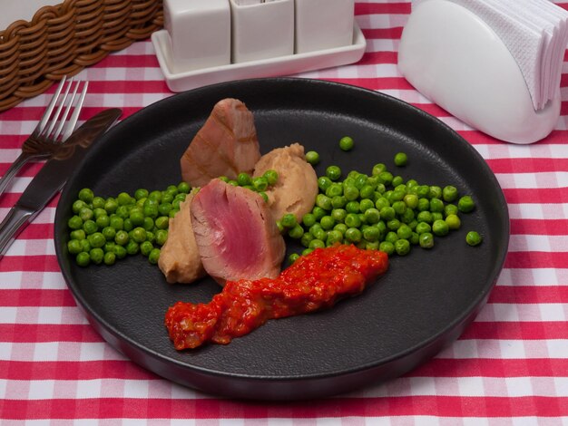 Leckerer Thunfisch mit Kartoffelpüree und grünen Erbsen im Restaurant