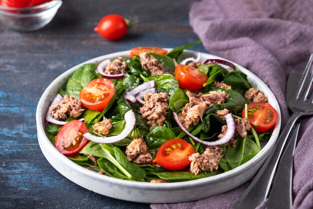 Leckerer Thunfischsalat mit Tomaten, roten Zwiebeln und Spinat.