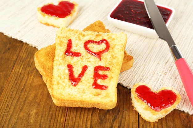 Leckerer Toast mit Marmelade auf Tischnahaufnahme