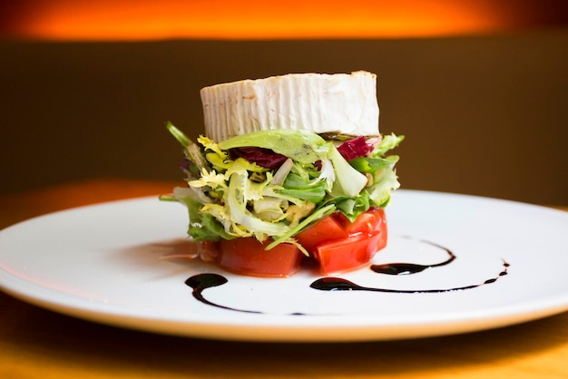 Leckerer und gesunder grüner Salat mit gratiniertem Ziegenkäse