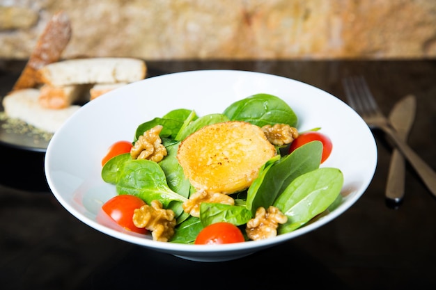 Leckerer und gesunder grüner Salat mit gratiniertem Ziegenkäse