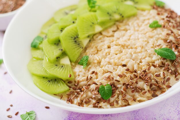 Foto leckerer und gesunder haferbrei mit kiwi und leinsamen