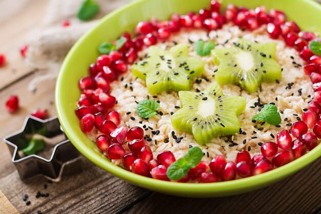 Leckerer und gesunder Haferbrei mit Obst-, Beeren- und Leinsamen